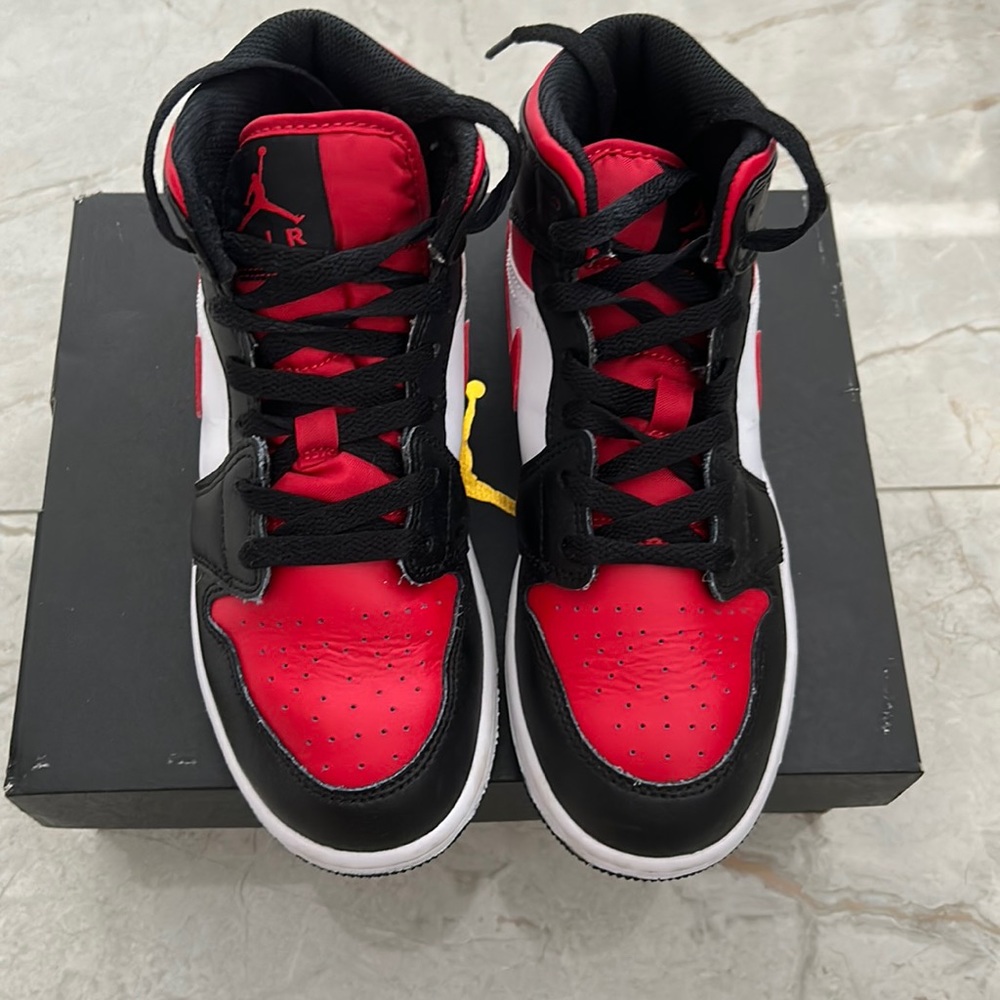 Nike Air Jordan 1 Mid in black/ fire red - white